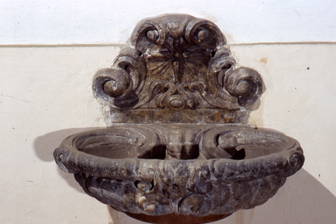 acquasantiera da parete, serie - bottega napoletana (prima metà sec. XVIII)