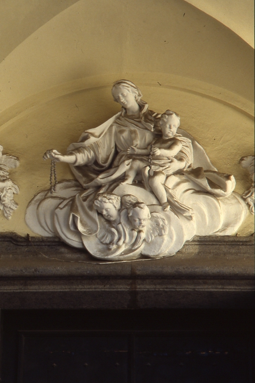 Madonna del Rosario (gruppo scultoreo, elemento d'insieme) di Vaccaro Domenico Antonio (scuola) (sec. XVIII)