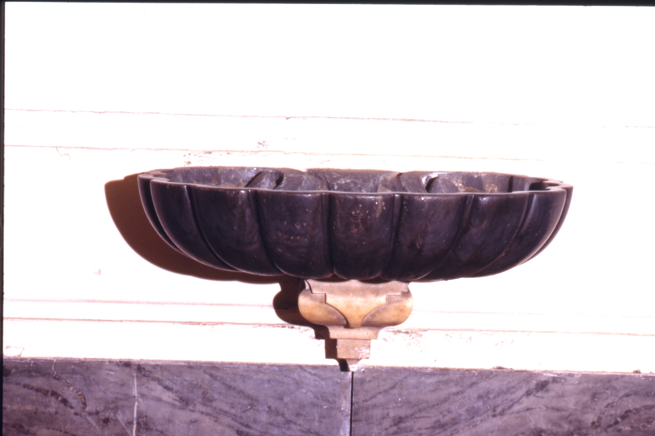 acquasantiera da parete, serie - bottega napoletana (prima metà sec. XVIII)