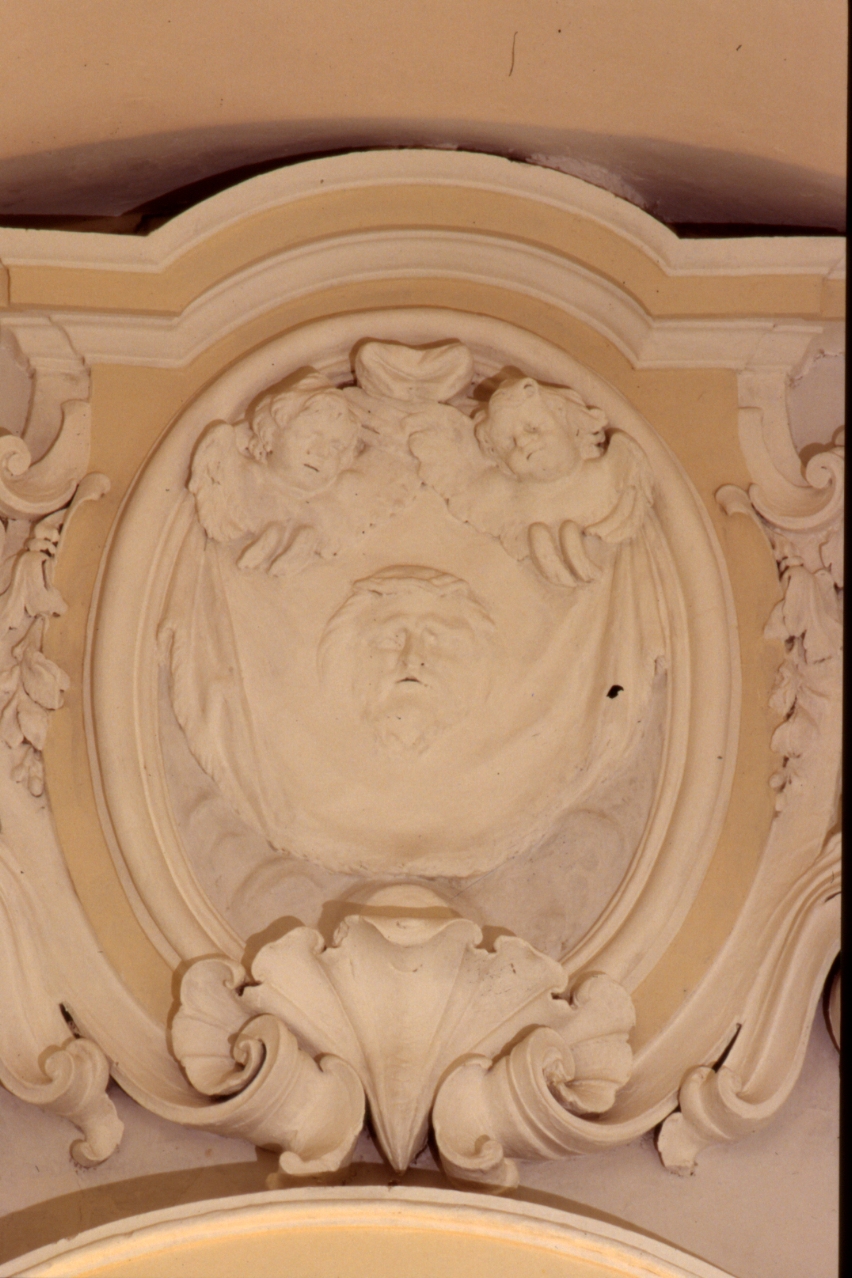 angeli con simbolo della passione: sacra sindone (decorazione plastica) - bottega napoletana (prima metà sec. XVIII)