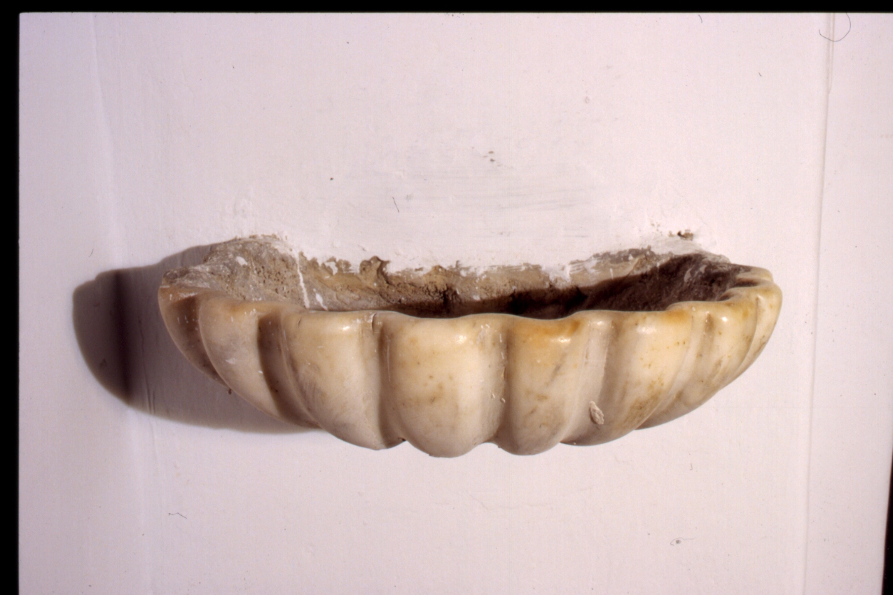 acquasantiera da parete - bottega napoletana (seconda metà sec. XVIII)