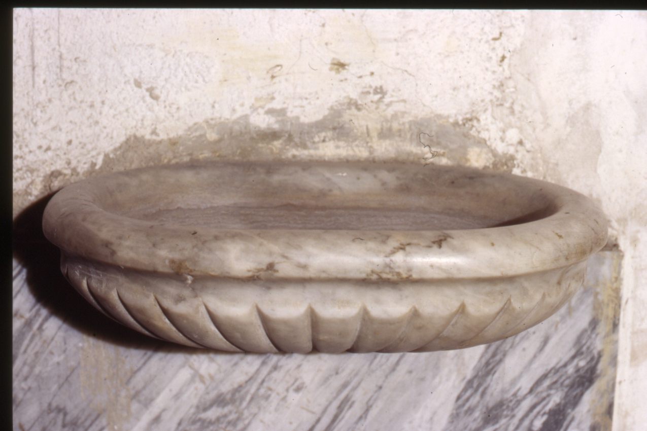 acquasantiera - bottega napoletana (metà sec. XVI)