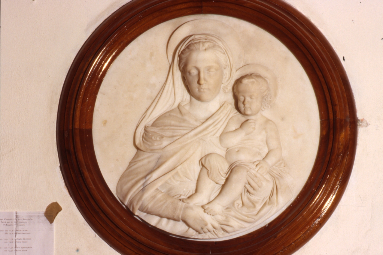 Madonna con Bambino (rilievo) di Mossutti Enrico (seconda metà sec. XIX)
