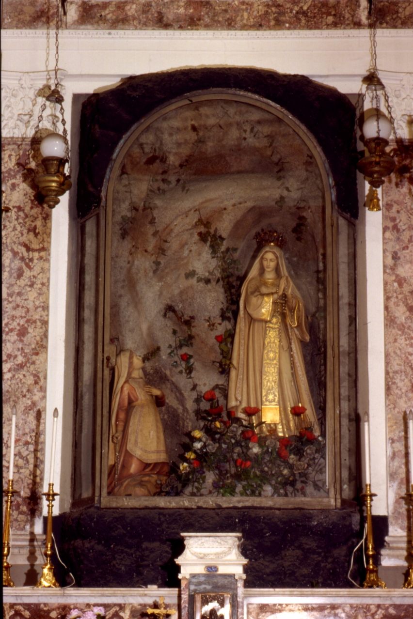 La grotta di Lourdes, Madonna (gruppo scultoreo) di Pedace Enrico (prima metà sec. XX)