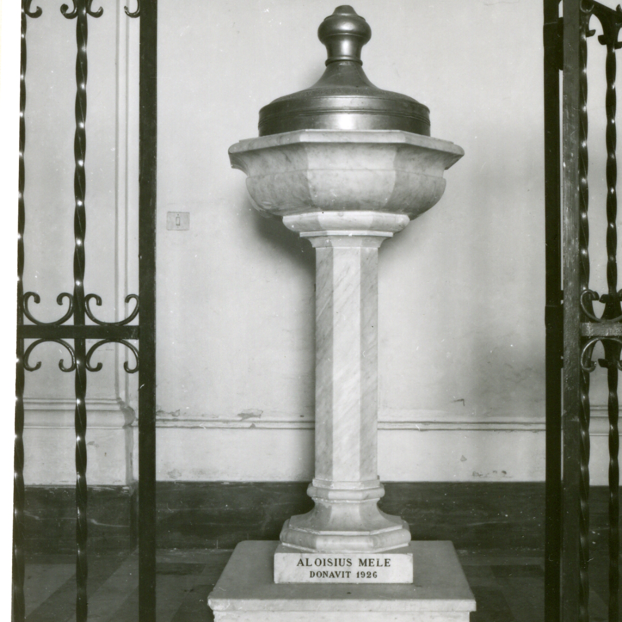 FONTE BATTESIMALE - ambito napoletano (SECONDO QUARTO sec. XX)