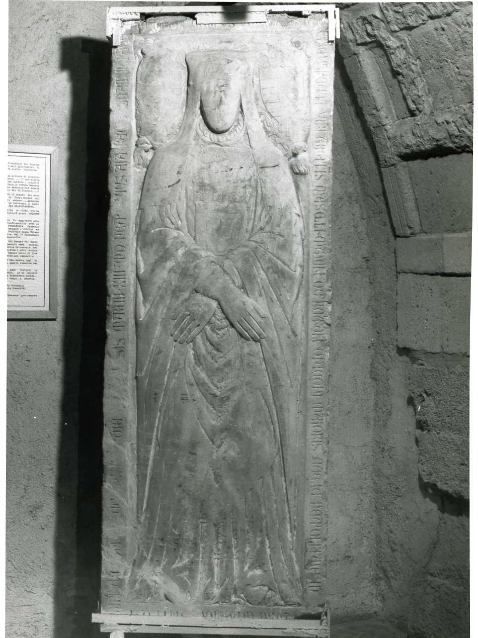 FIGURA DEL GIACENTE IN ABITI RELIGIOSI (LASTRA TOMBALE, ELEMENTO D'INSIEME) - AMBITO NAPOLETANO (INIZIO sec. XIV)