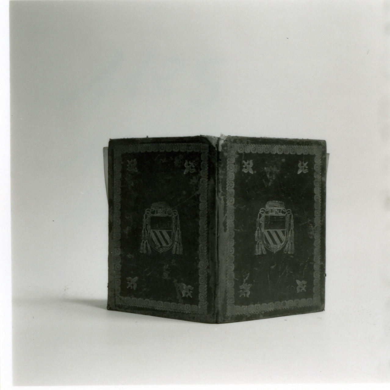 STEMMA CARDINALIZIO (COPERTA DI LIBRO LITURGICO, ELEMENTO D'INSIEME) - manifattura napoletana (ULTIMO QUARTO sec. XVII)