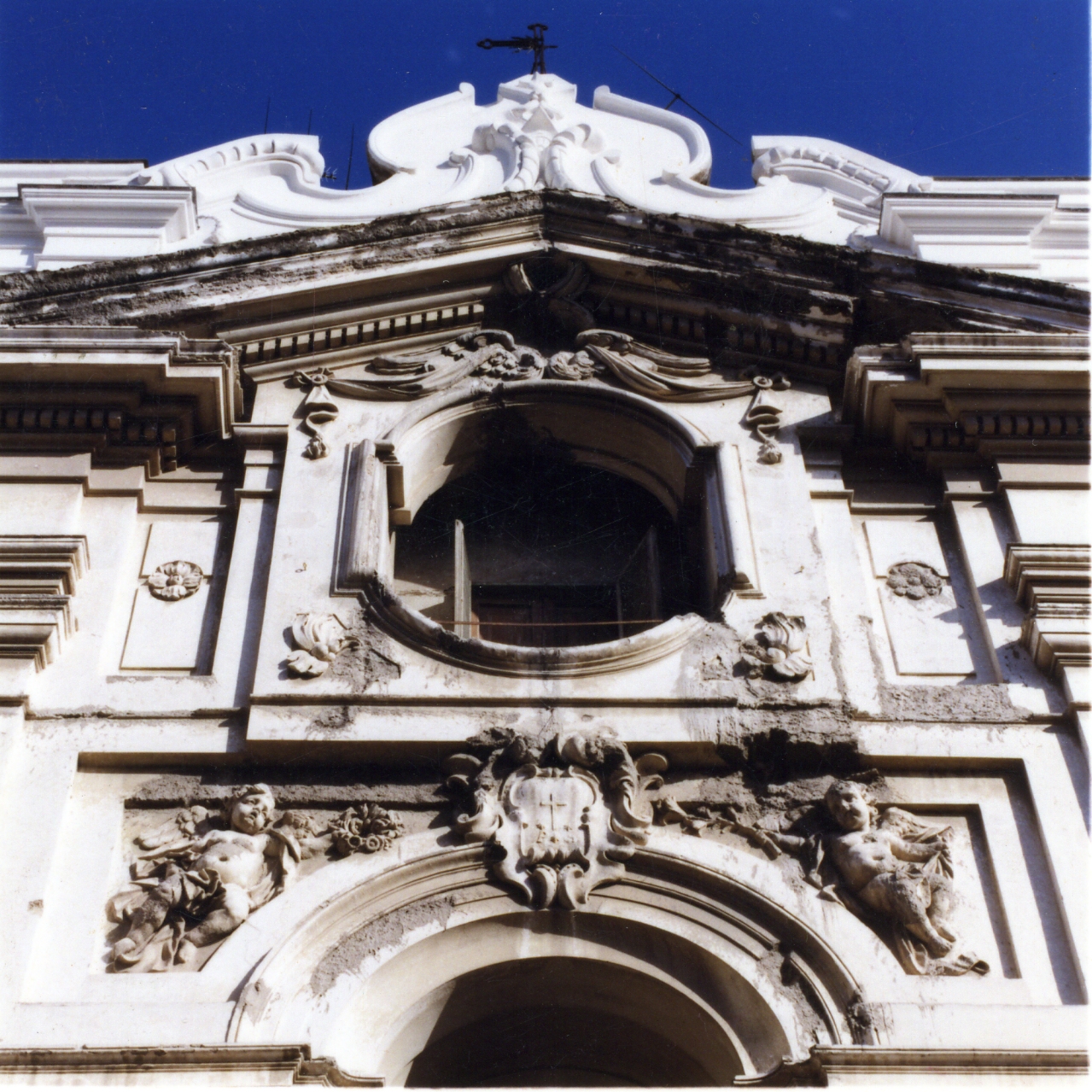 motivi decorativi a volute (decorazione plastica, complesso decorativo) - bottega napoletana (inizio sec. XVIII)