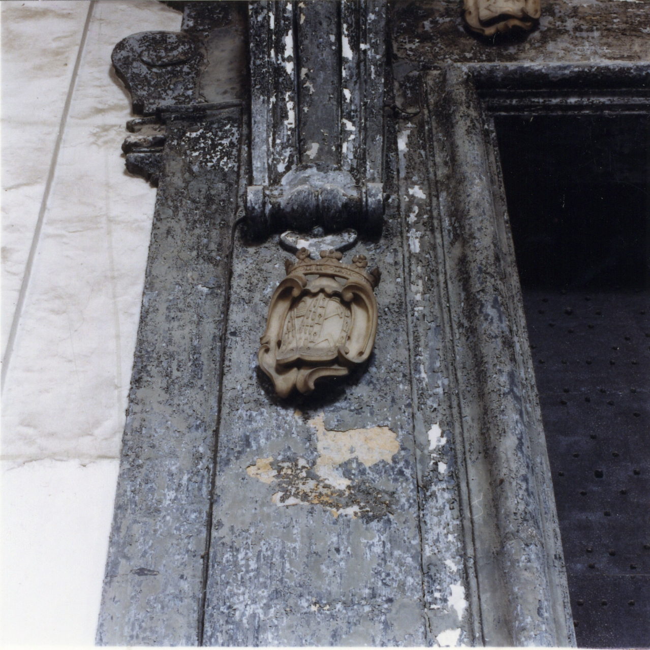 stemma gentilizio (rilievo) - bottega napoletana (inizio sec. XVIII)
