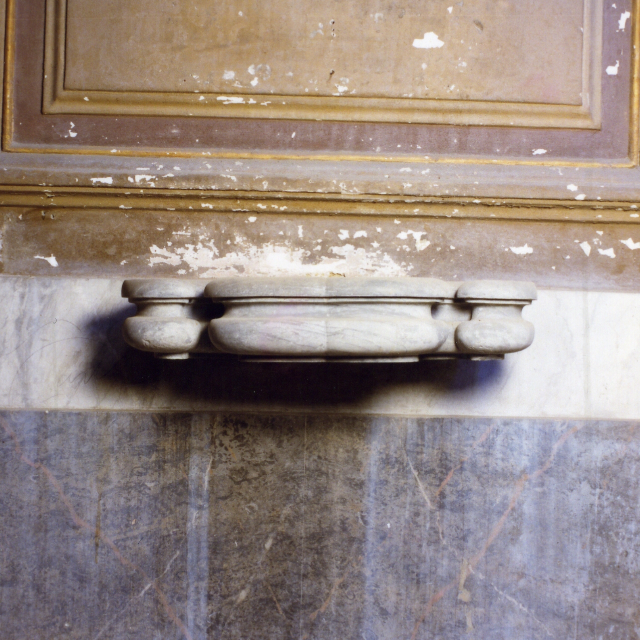 acquasantiera da parete, serie - bottega napoletana (terzo quarto sec. XVII)