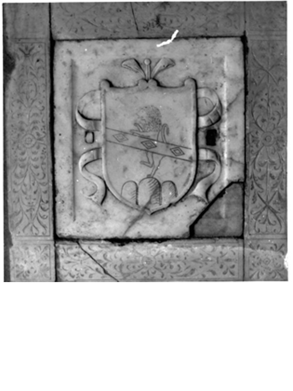 LASTRA TOMBALE - BOTTEGA NAPOLETANA (Prima metà Sec. XVI)