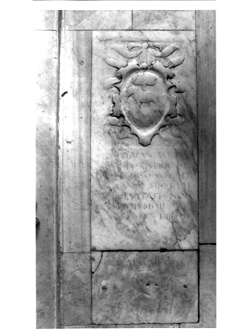 stemma gentilizio (lastra tombale) - bottega napoletana (sec. XVI)