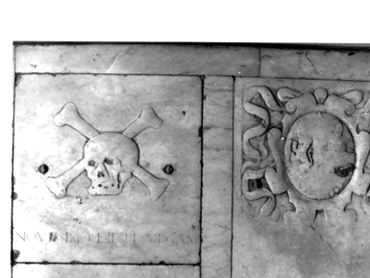 LASTRA TOMBALE - BOTTEGA NAPOLETANA (Metà Sec. XVI)