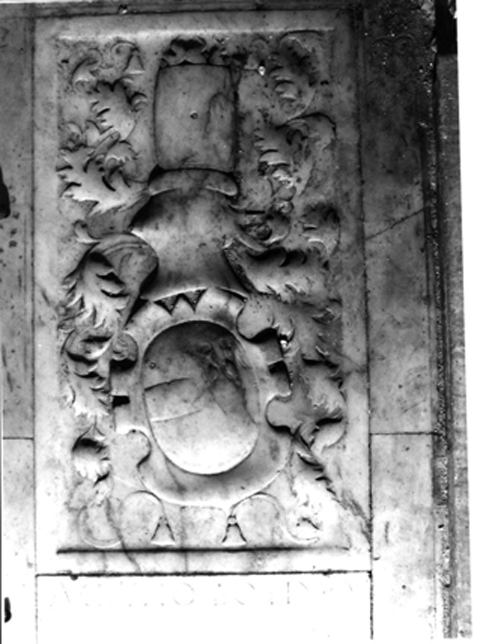 stemma di Agatio Botino (lastra tombale) - bottega napoletana (sec. XVI)