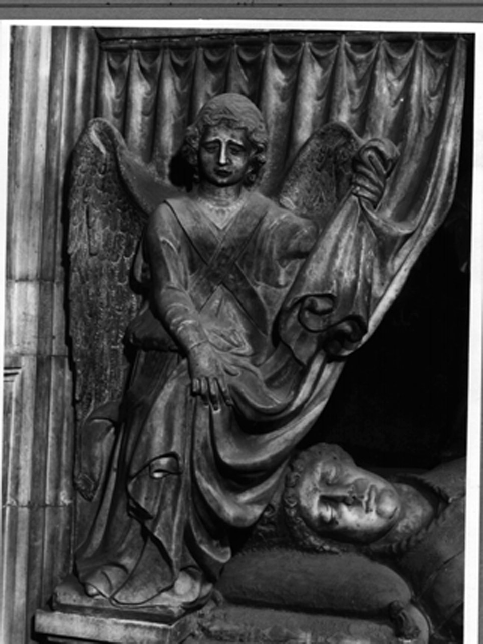 ANGELO REGGICORTINA (SCULTURA, ELEMENTO D'INSIEME) - AMBITO FIORENTINO, AMBITO LOMBARDO (SECONDO QUARTO sec. XV)