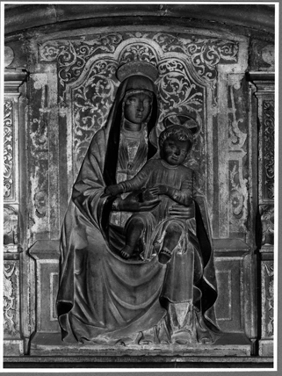 Madonna con Bambino in trono (rilievo, elemento d'insieme) di Pietro da Milano (bottega) (sec. XV)