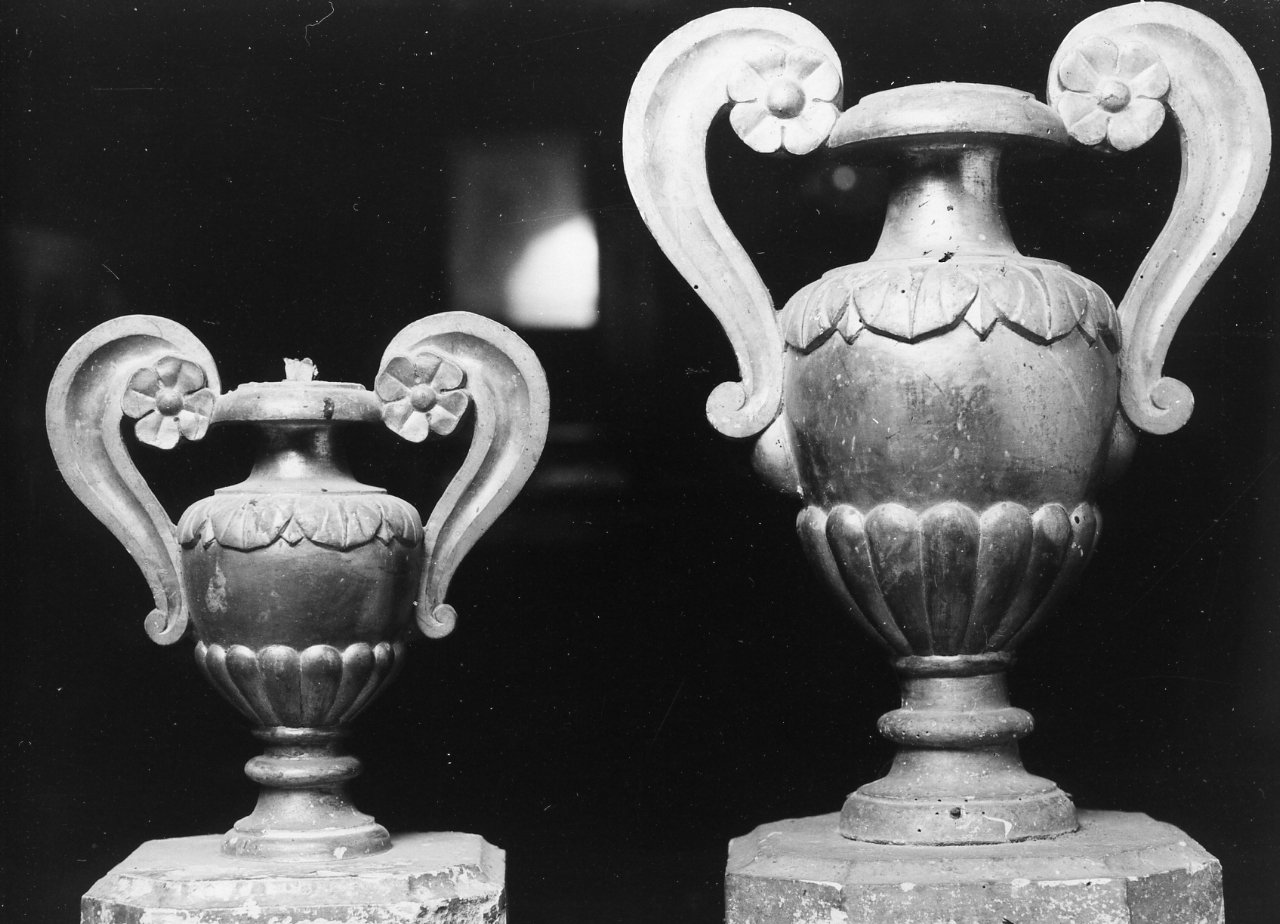 vaso d'altare con composizione floreale, serie - bottega campana (seconda metà sec. XIX)