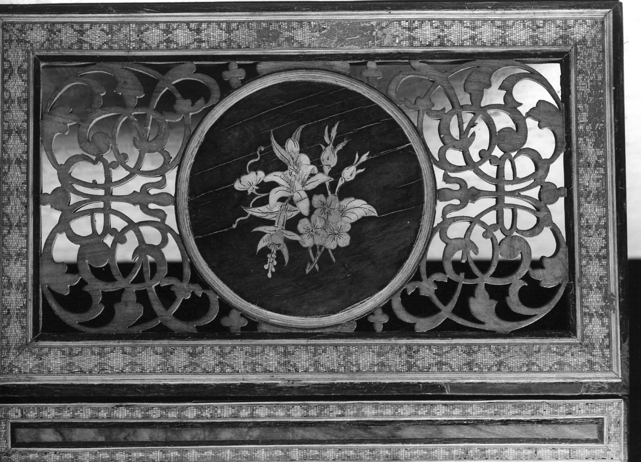 motivi decorativi floreali (leggio da tavolo) - bottega napoletana (seconda metà sec. XIX)