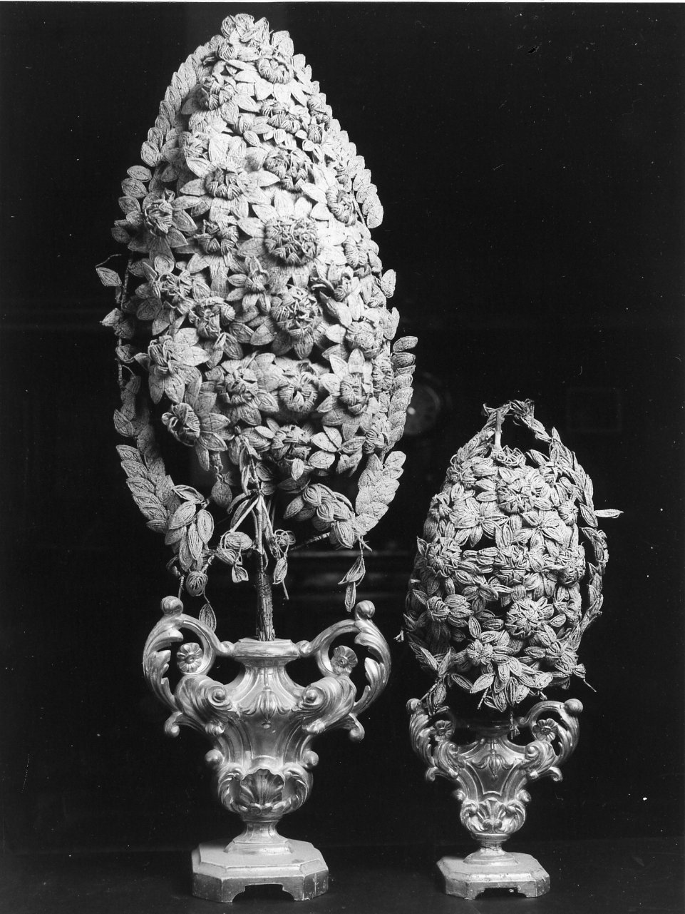 vaso d'altare con composizione floreale - bottega campana (fine sec. XIX)