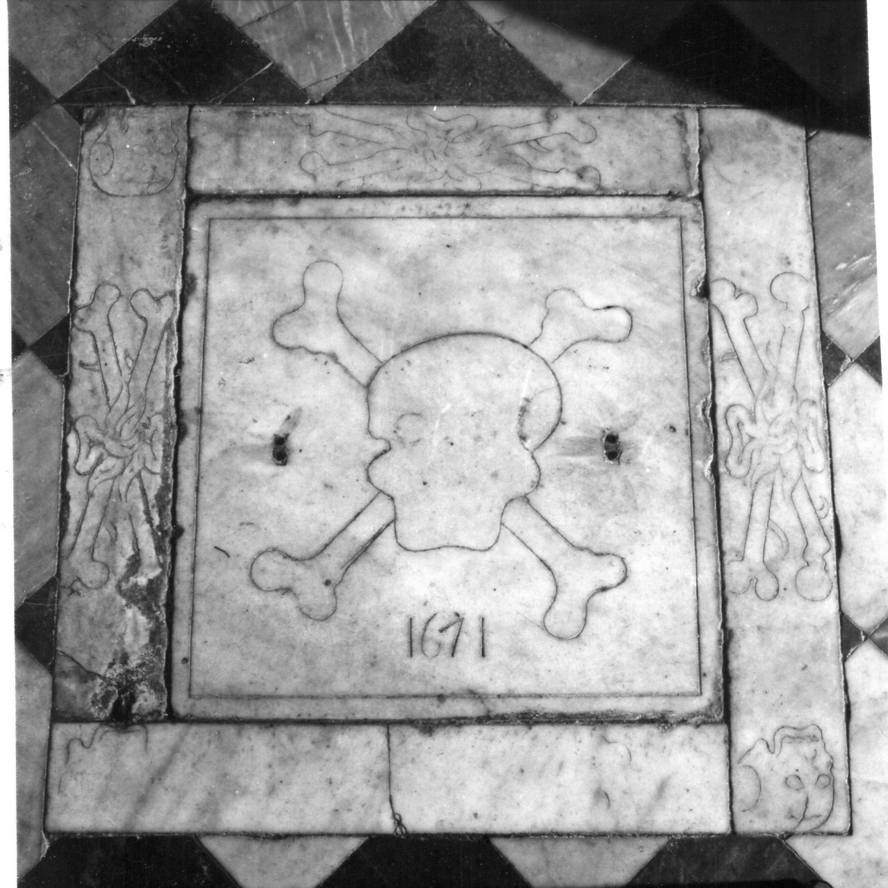 lastra tombale - bottega campana (sec. XVII)