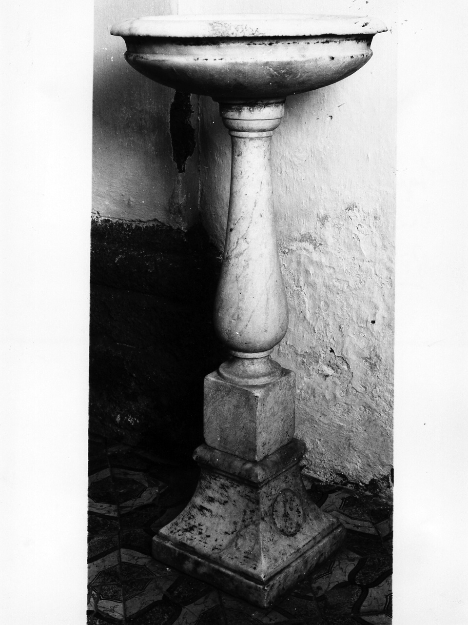 acquasantiera - a fusto - bottega campana (prima metà sec. XVII)