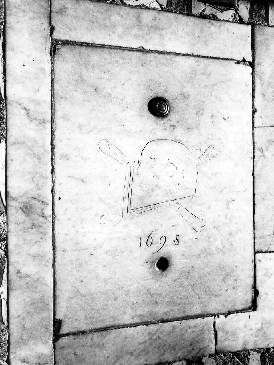 lastra tombale - bottega campana (sec. XVII)