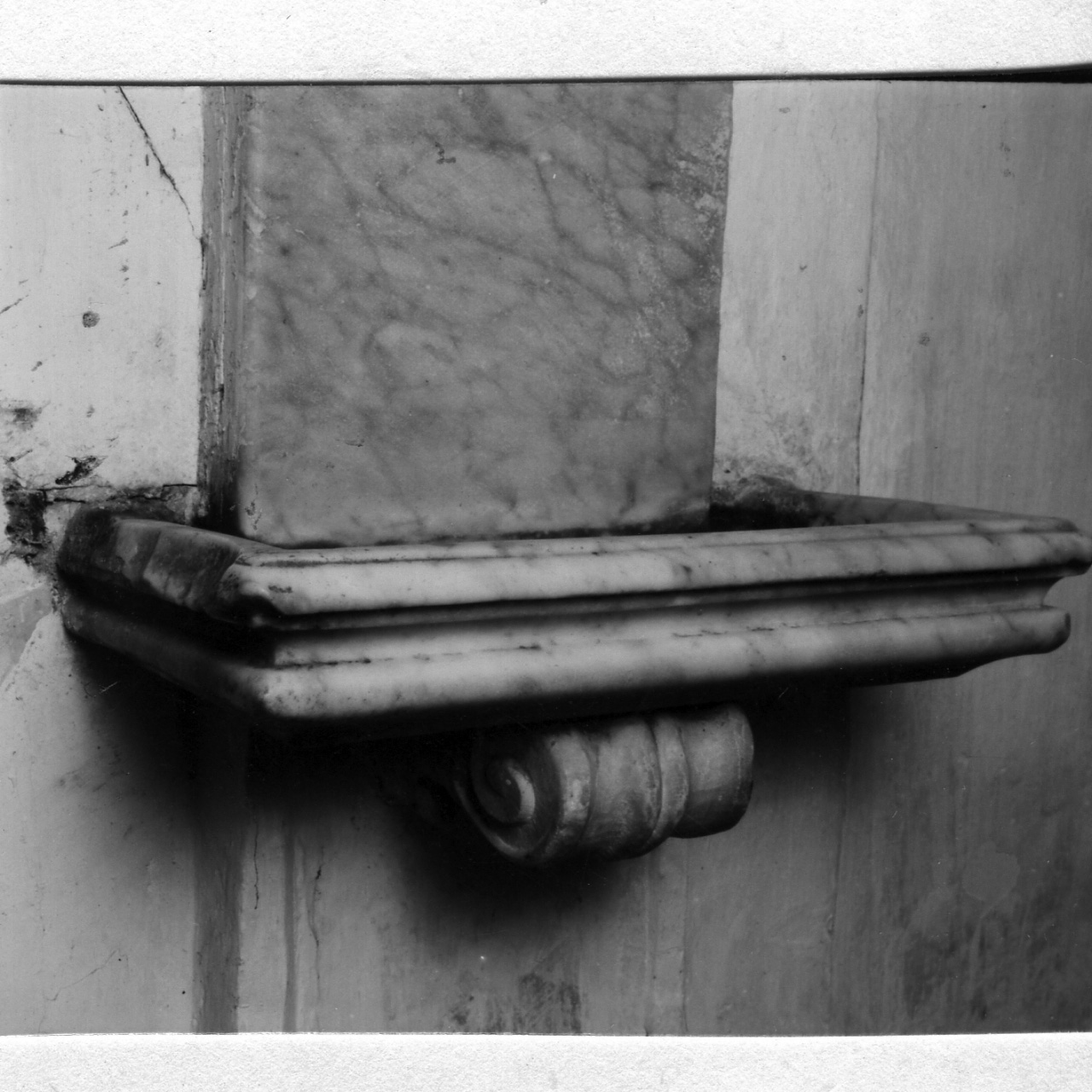 acquasantiera da parete - bottega campana (inizio sec. XIX)