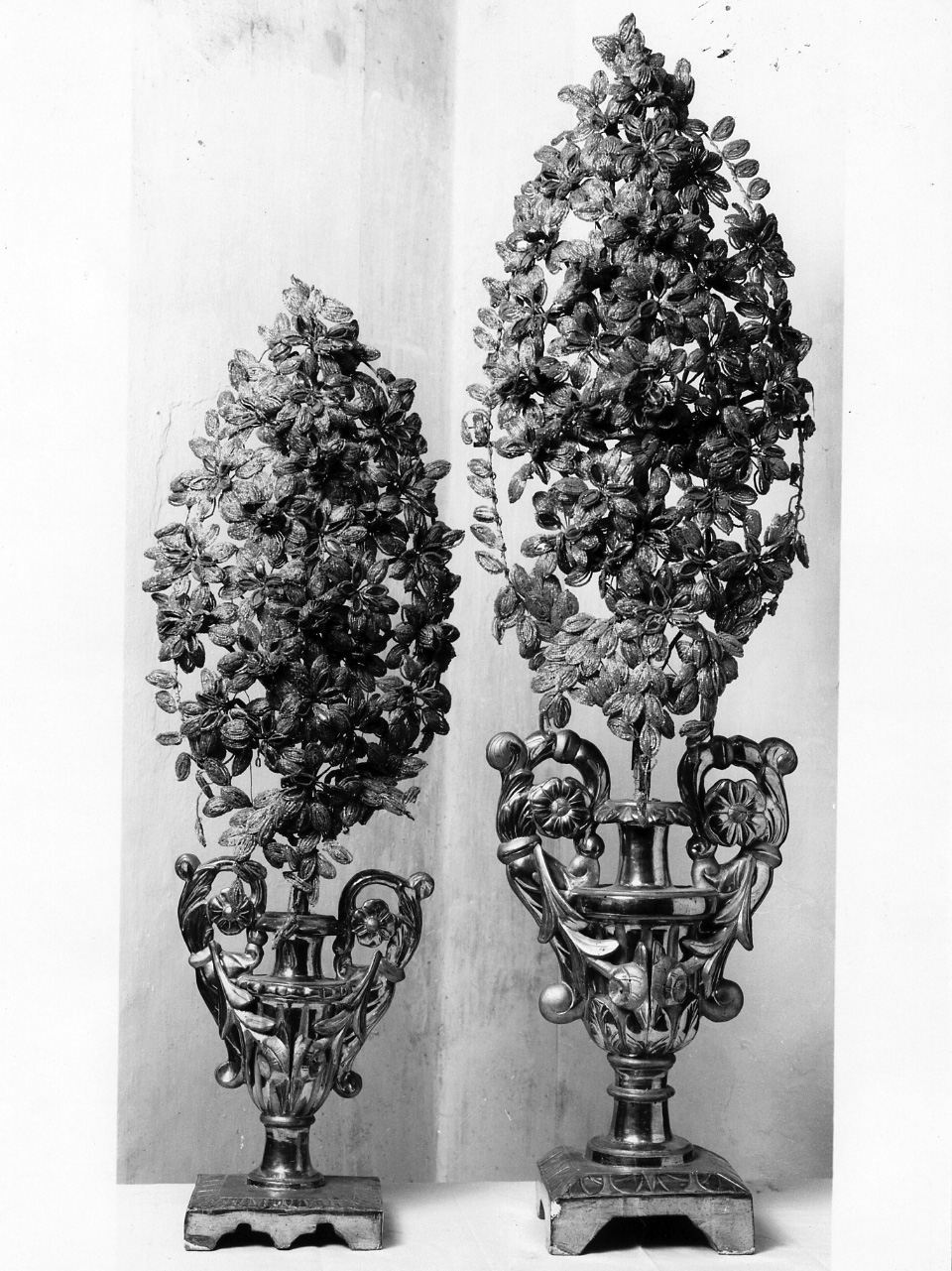 vaso d'altare con composizione floreale, serie - bottega napoletana (sec. XIX)