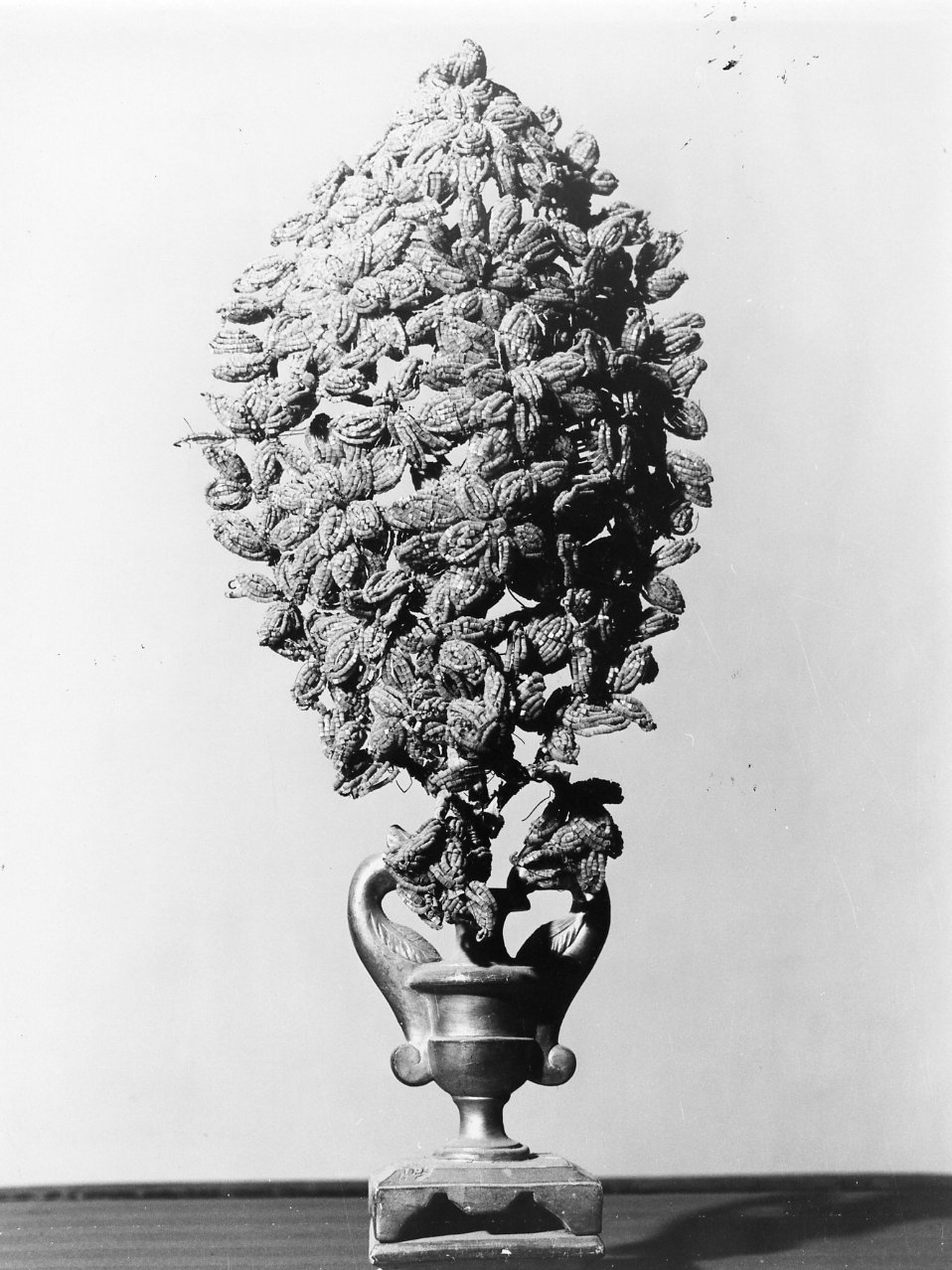 vaso d'altare con composizione floreale, serie - bottega campana (fine sec. XIX)