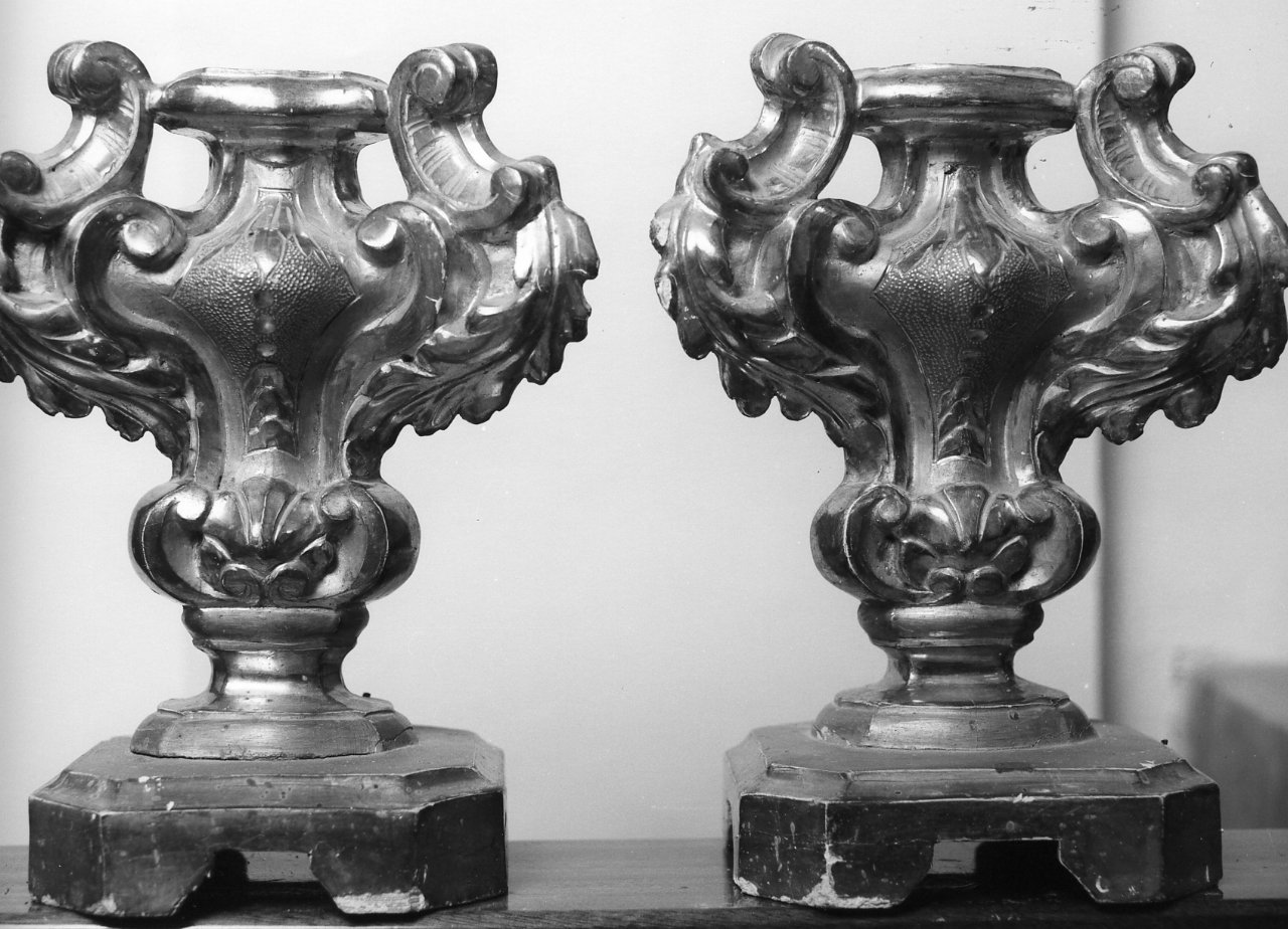 vaso d'altare con composizione floreale, serie - bottega campana (primo quarto sec. XIX)