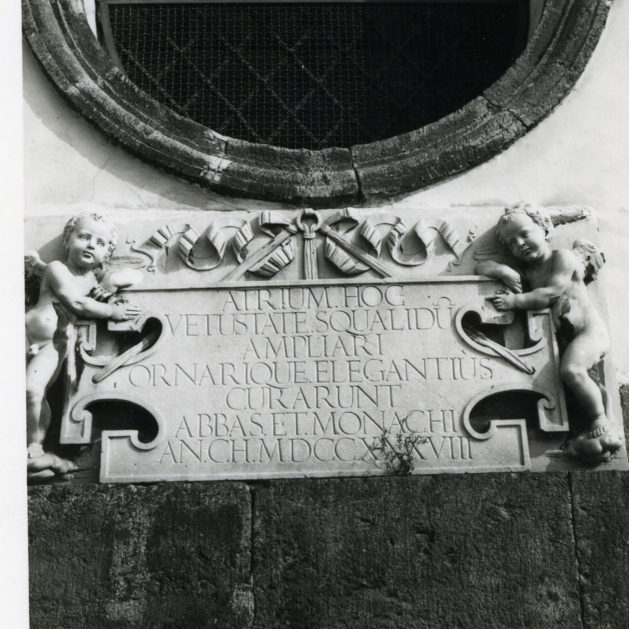 PUTTI REGGIEPIGRAFE (LAPIDE COMMEMORATIVA) - BOTTEGA NAPOLETANA (SECONDO QUARTO sec. XVIII)