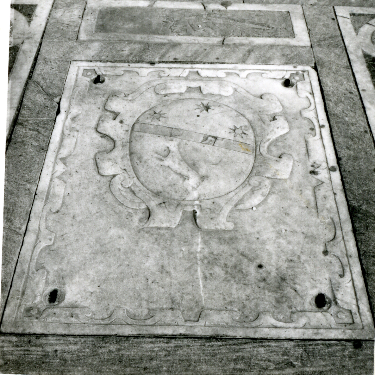 LASTRA TOMBALE - BOTTEGA NAPOLETANA (Seconda metà Sec. XVI)