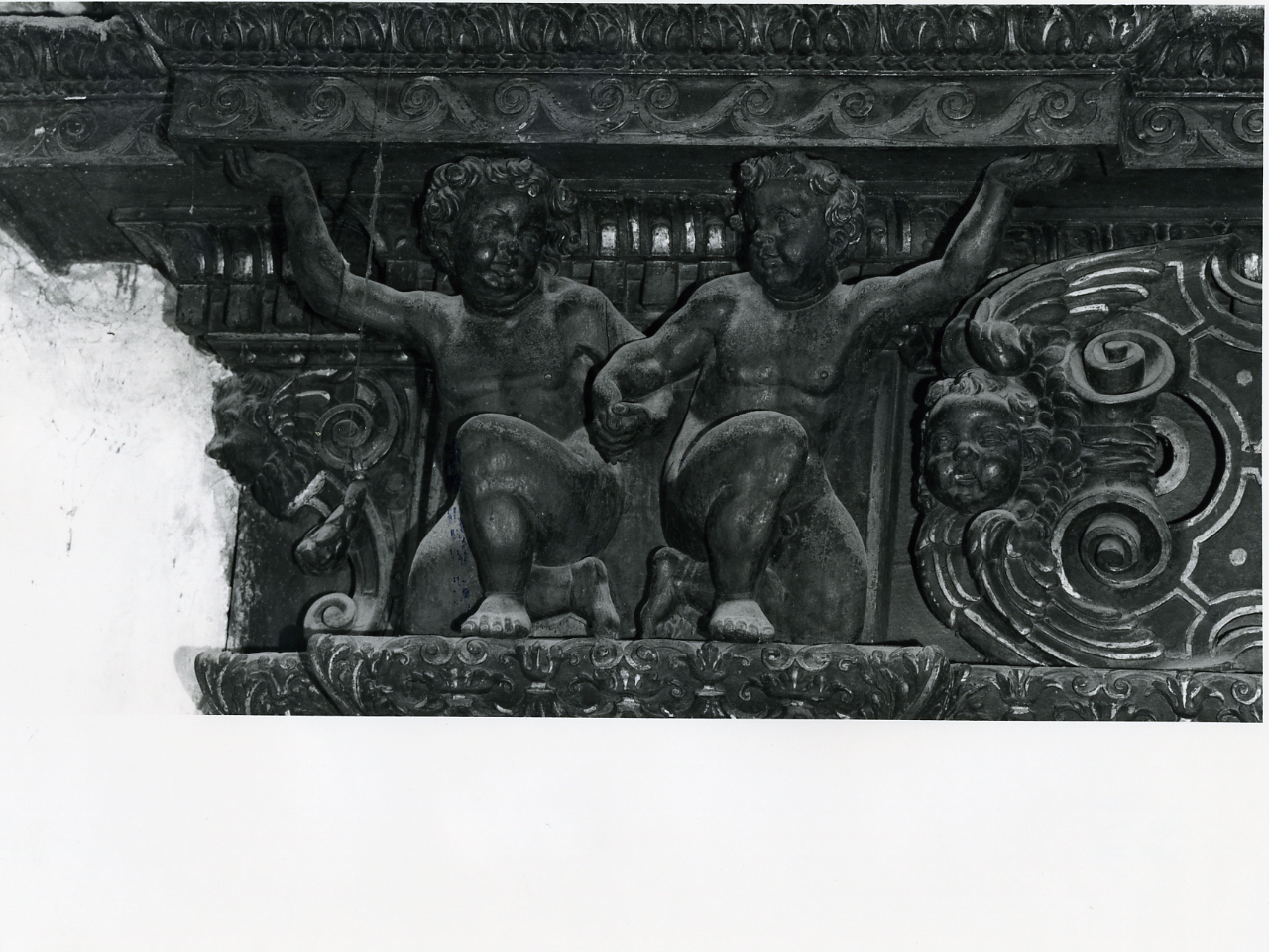 putti reggiemblema (rilievo, elemento d'insieme) di Ferraro Nunzio, Turbolo Giovan Leonardo, D'Auria Girolamo (sec. XVI)
