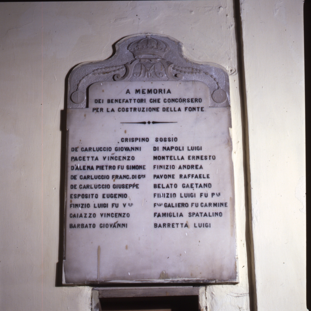 lapide commemorativa - bottega napoletana (secondo quarto sec. XX)