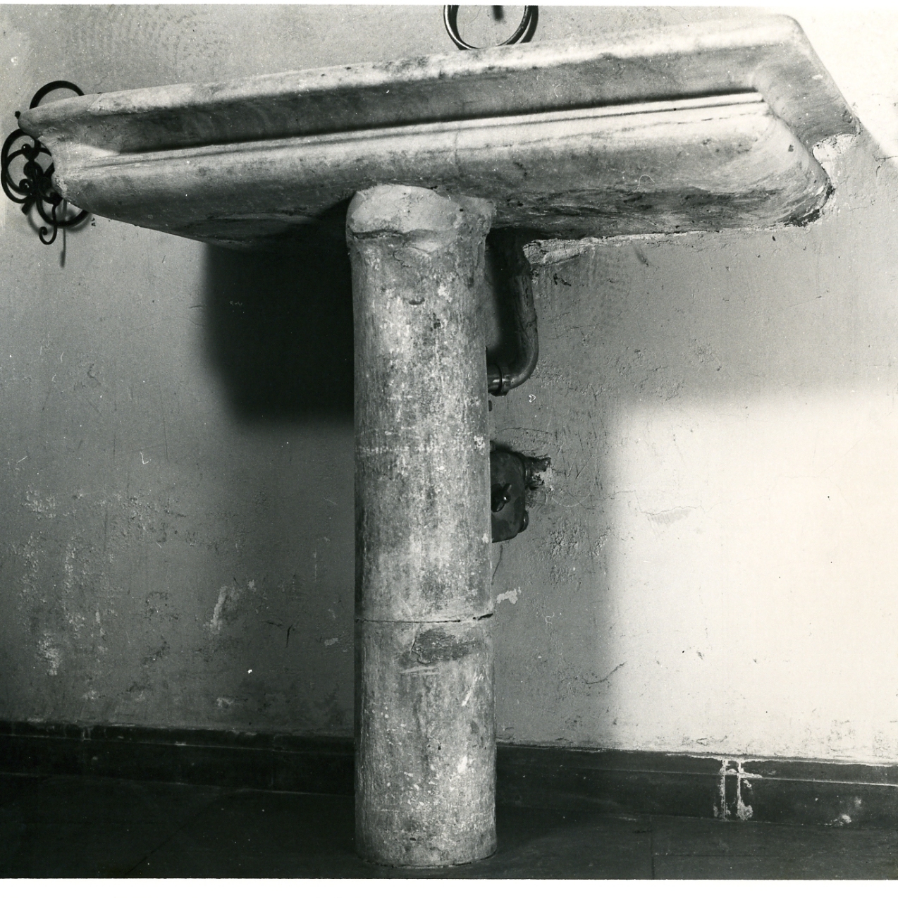 lavabo da sacrestia - bottega napoletana (inizio sec. XIX)