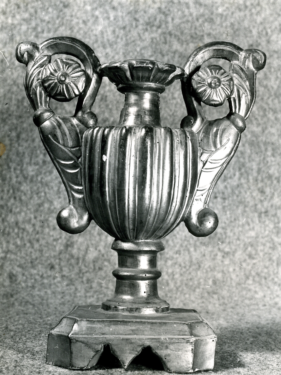 vaso d'altare con composizione floreale - bottega napoletana (prima metà sec. XIX)