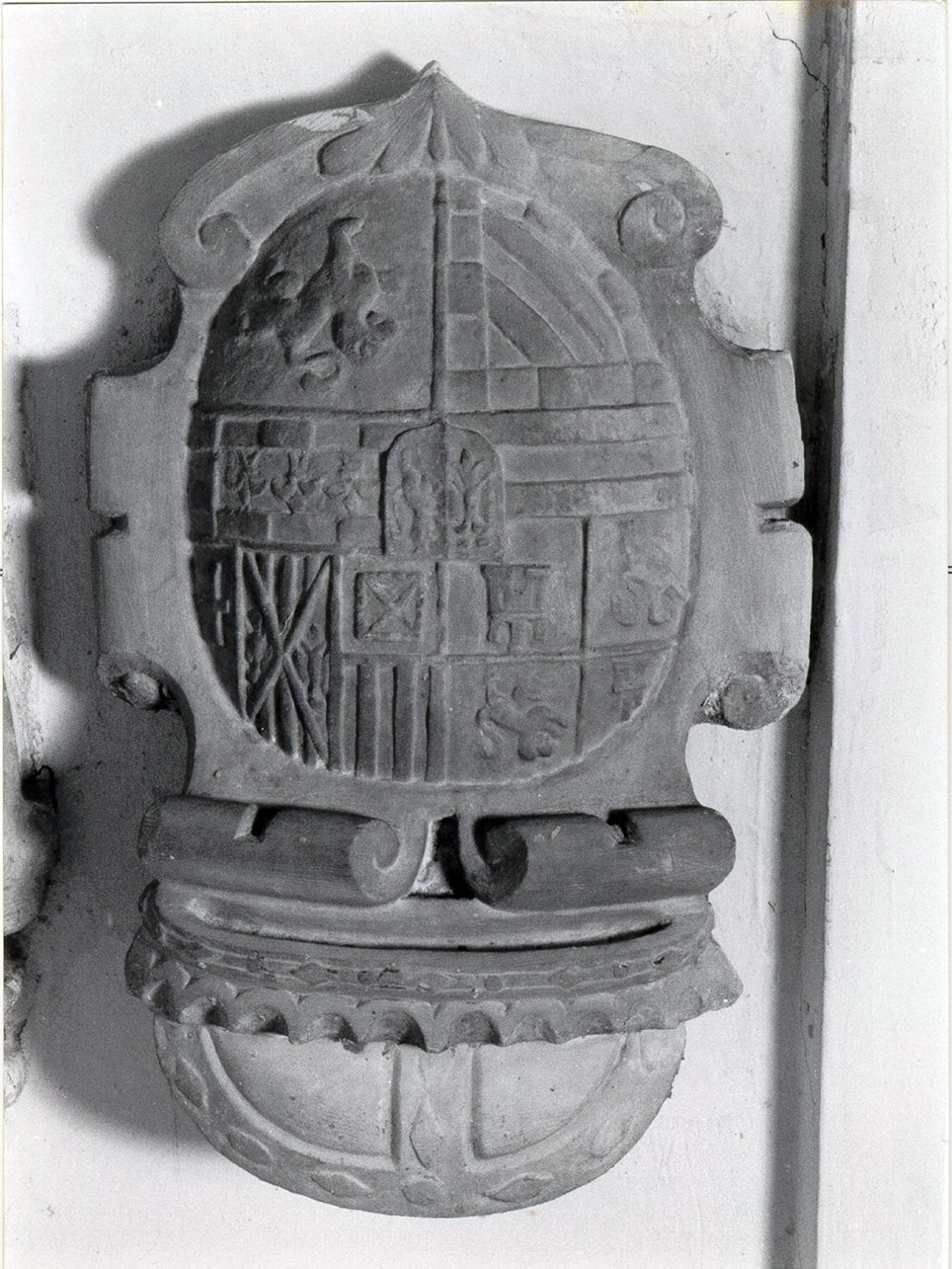 stemma reale asburgico (rilievo) - bottega napoletana (metà sec. XVI)