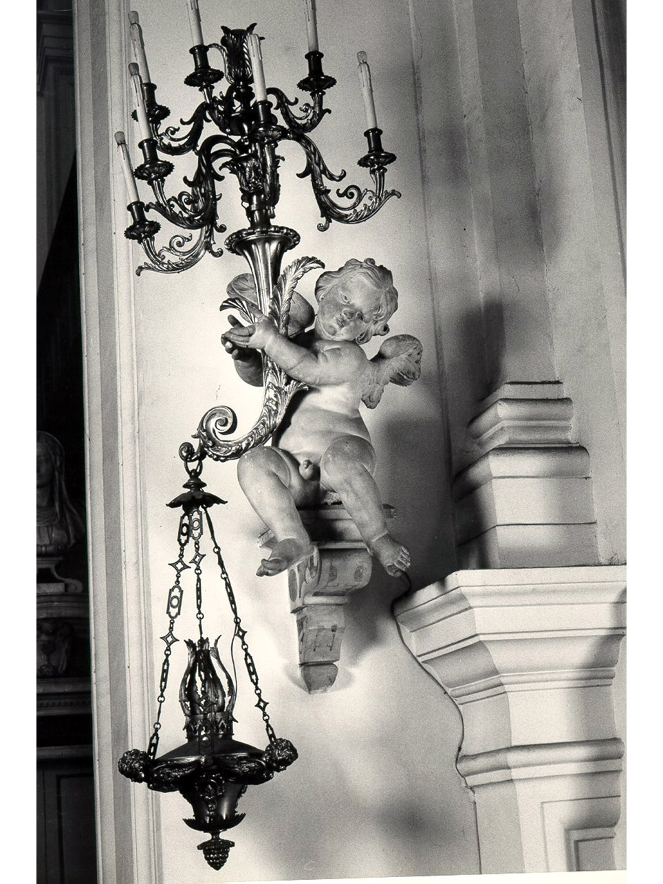 angelo reggilampada (scultura, serie) di Falcone Andrea (sec. XVII)