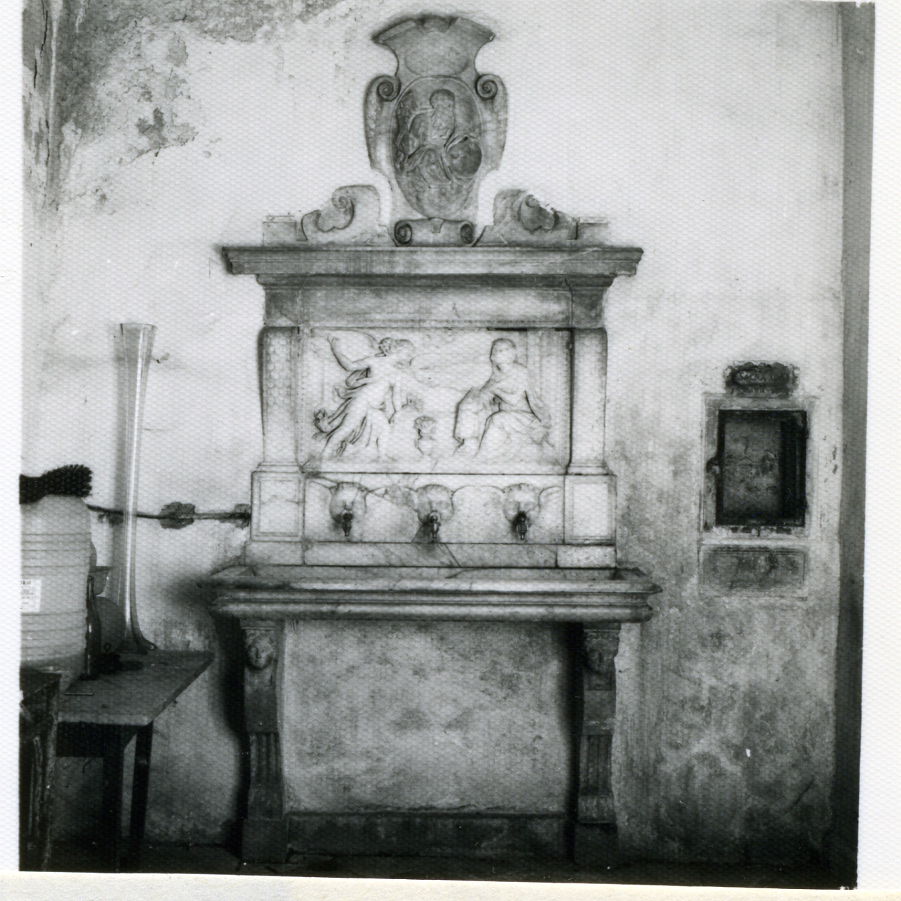 lavabo da sacrestia, insieme di Caccavello Salvatore, Lama Giovan Bernardo, D'Auria Girolamo (sec. XVI)