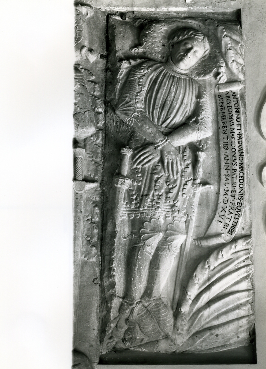 ritratto di Antonio Macedonio con armatura giacente (rilievo, elemento d'insieme) - ambito napoletano (sec. XVI)
