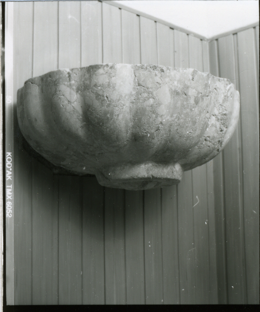 acquasantiera da parete - bottega napoletana (prima metà sec. XIX)