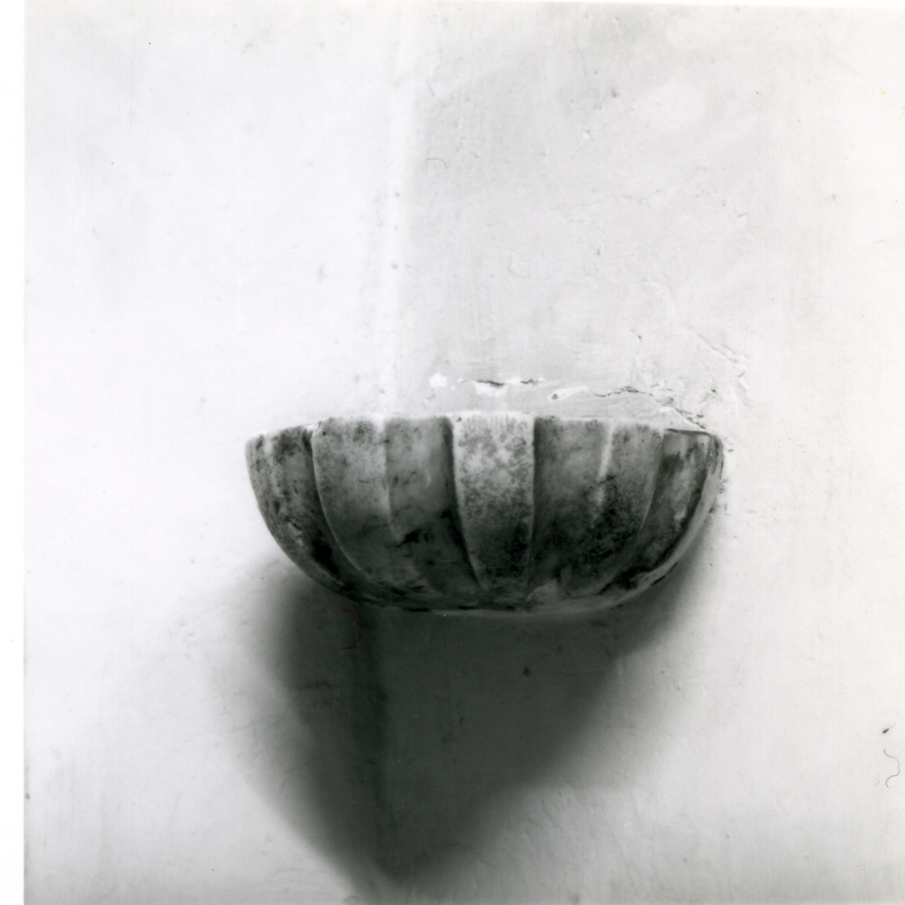 acquasantiera - a conchiglia - bottega napoletana (inizio sec. XIX)