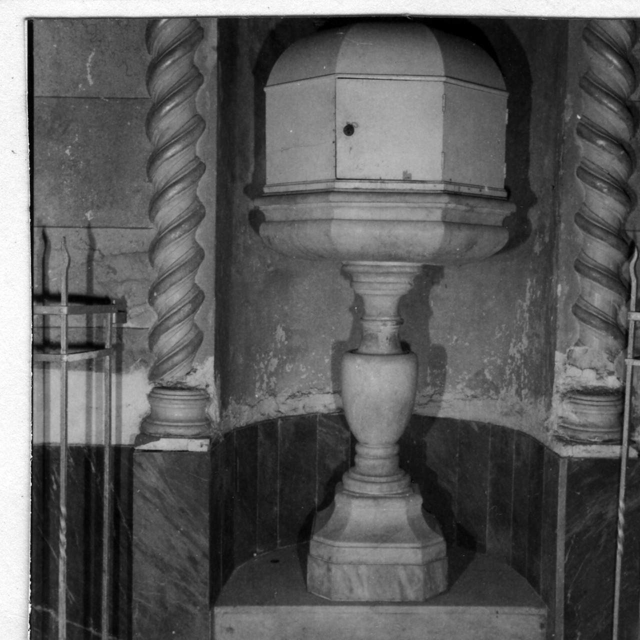 fonte battesimale - a fusto - bottega napoletana (inizio sec. XIX)