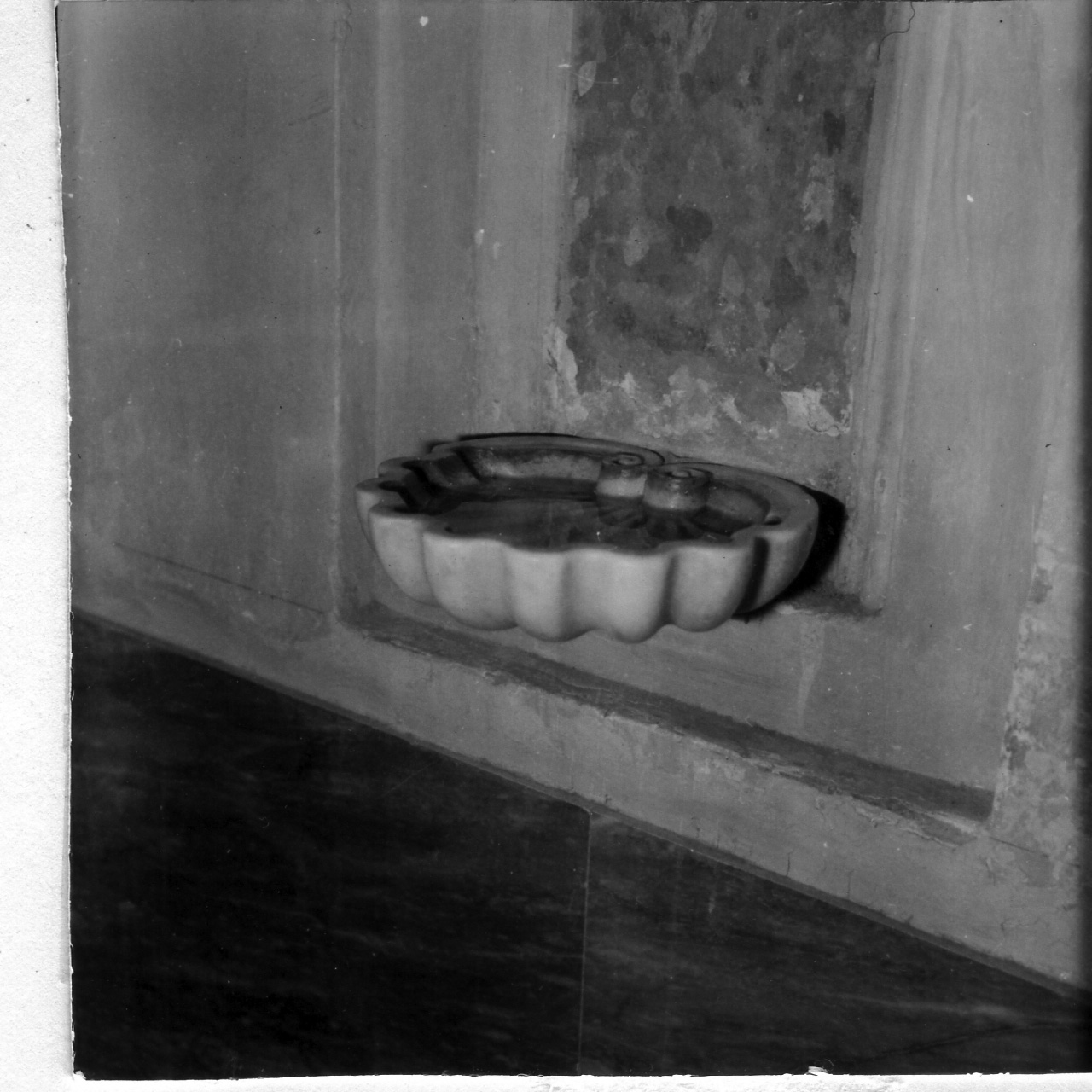 acquasantiera - a conchiglia, serie - bottega napoletana (metà sec. XIX)