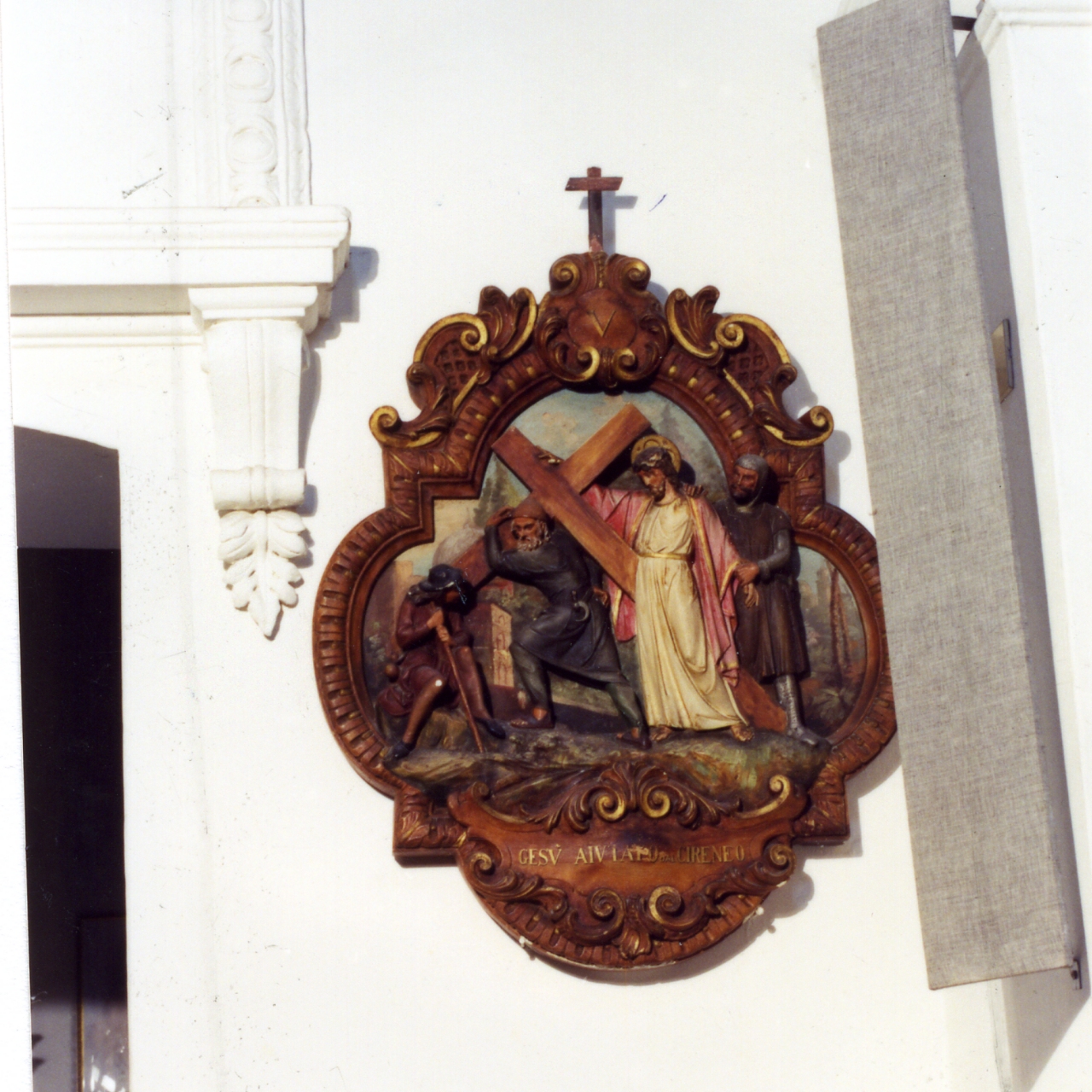 stazione V: Gesù aiutato da Simone il Cireneo a portare la croce (Via Crucis) - bottega napoletana (primo quarto sec. XX)