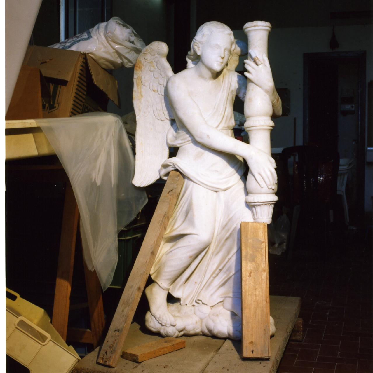 angelo (scultura, elemento d'insieme) - bottega napoletana (metà sec. XVII)