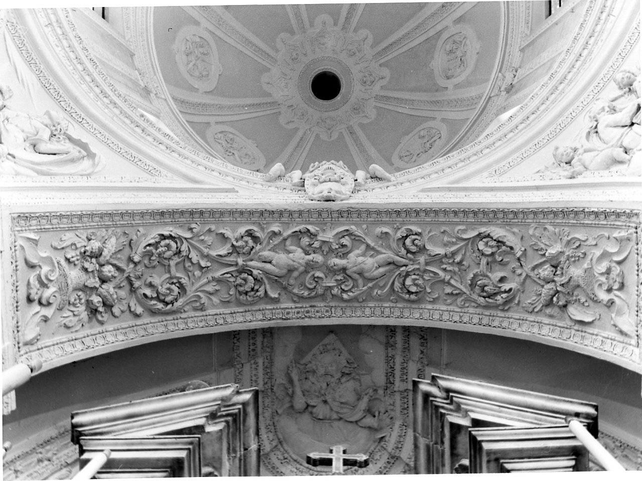 motivi decorativi a grottesche (decorazione plastica) - bottega napoletana (prima metà sec. XVIII)