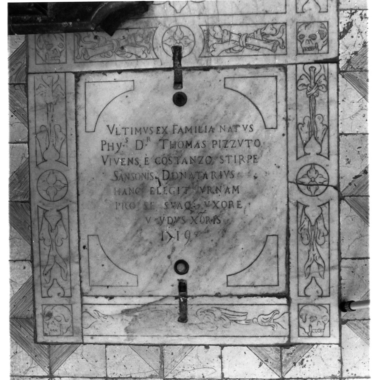 lastra tombale - bottega napoletana (sec. XVIII)