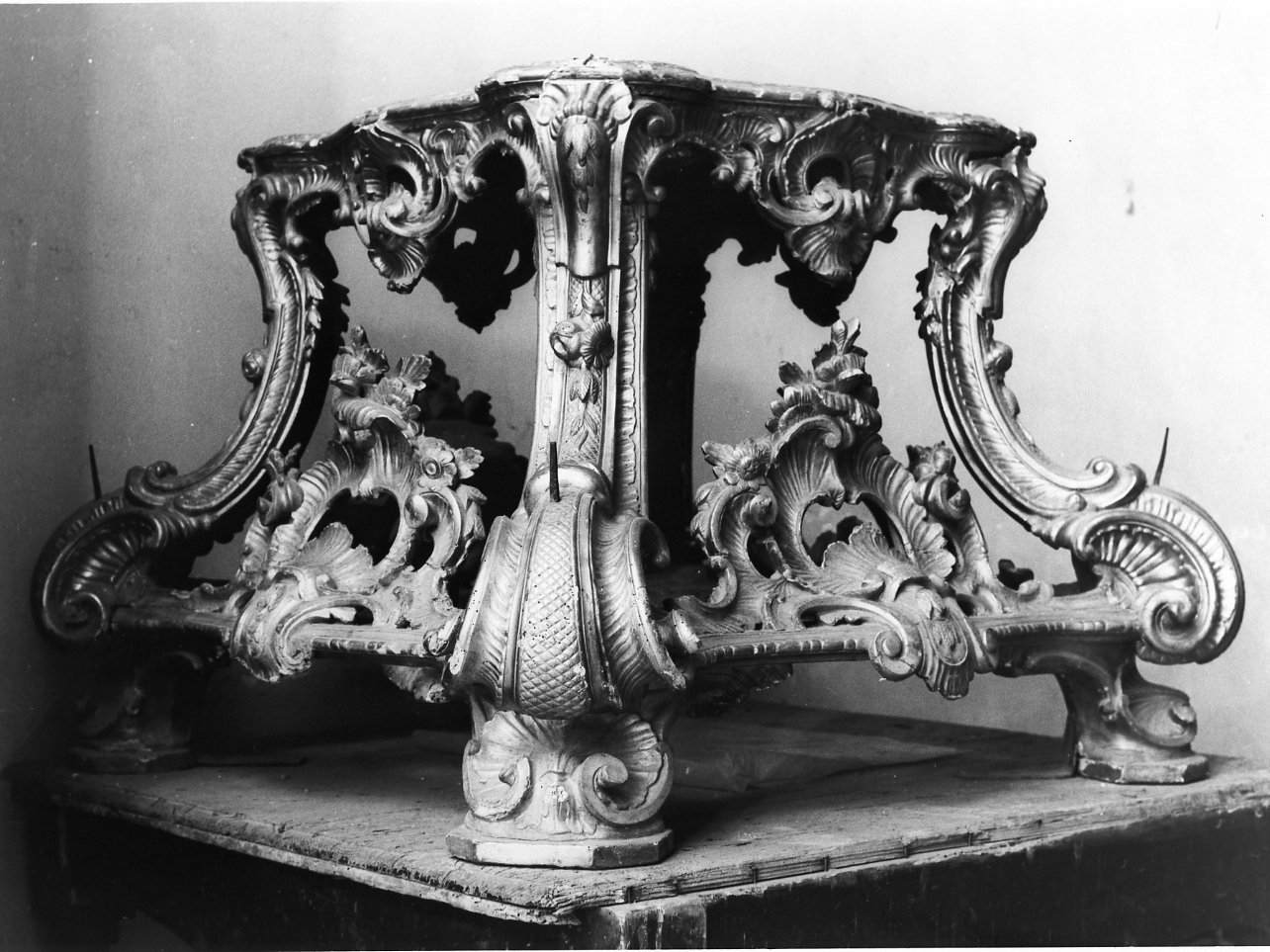 piedistallo di statua - bottega napoletana (prima metà sec. XVIII)