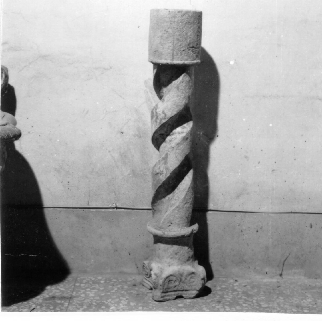 colonna tortile, elemento d'insieme - bottega napoletana (seconda metà sec. XIV)